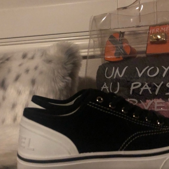 CHANEL SUEDE/VELOUR SNEAKERS BEAUTIFUL AND NEVER WORN ONLY ACROSS MY CARPET - Picture 7 of 16